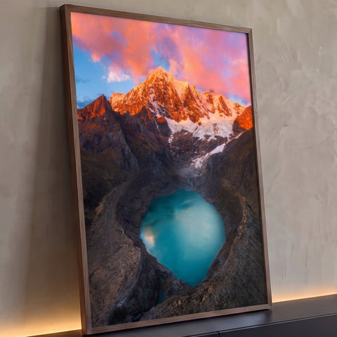 Pico nevado iluminado pelo sol, céu rosa e lago turquesa entre montanhas, quadro decorativo