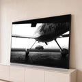 Quadro Decorativo Grande Avião e Carro para Sala Preto | quadros decorativos para sala | avião camuflado e carro esportivo clássico em pátio com neblina em preto e branco | Porao dos Quadros