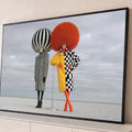 Duas modelos com perucas gigantes listrada e laranja, casacos xadrez e céu nublado, quadro decorativo