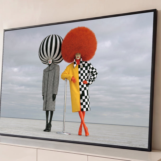 Duas modelos com perucas gigantes listrada e laranja, casacos xadrez e céu nublado, quadro decorativo