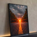 Estrada com linha amarela e sol em raios entre árvores sob céu nublado ao pôr do sol, quadro decorativo
