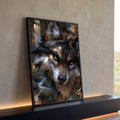 Quadro Decorativo Lobo de Olhos Dourados na Floresta | quadros decorativos para sala | close-up de lobo com olhos amarelo-esverdeados e pelagem em tons de cinza e dourado | Porao dos Quadros