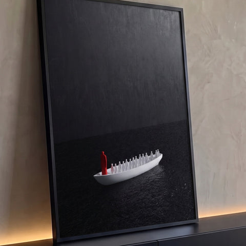 Barco branco com silhuetas em fila e figura vermelha à frente sobre água escura, quadro decorativo