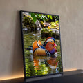 Pato mandarim de plumagem laranja e azul nadando em lagoa verde com reflexo na água, quadro decorativo