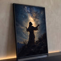 Quadro Decorativo Grande Figura em Manto para Sala Preto | quadros decorativos para sala | figura de manto com braços erguidos sob céu estrelado e via láctea dourada | Porao dos Quadros