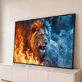 Leão rugindo com metade da juba em chamas laranja e metade coberta de gelo azul, quadro decorativo