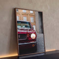 Frente de Mustang clássico vermelho com farol aceso e cromados em rua de pedra urbana, quadro decorativo