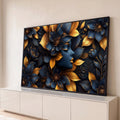 Rosto feminino de perfil, olhos fechados e lábios dourados entre flores azuis e douradas, quadro decorativo