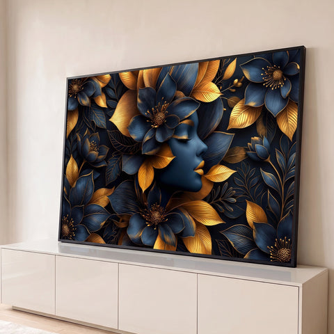 Rosto feminino de perfil, olhos fechados e lábios dourados entre flores azuis e douradas, quadro decorativo