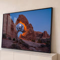 Quadro Decorativo Grande Arco de Pedra para Sala Laranja | quadros decorativos para sala | arco de rocha vermelha emoldurando a lua cheia ao entardecer no deserto | Porao dos Quadros