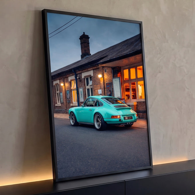 Porsche 911 clássico verde menta estacionado diante de estação de tijolos ao entardecer, quadro decorativo