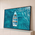 Quadro Decorativo Grande Barco a Remo para Sala Azul | quadros decorativos para sala | vista aérea de barco branco com remos cruzados sobre água turquesa transparente | Porao dos Quadros