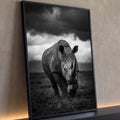 Rinoceronte caminhando na savana sob céu de tempestade em fotografia preto e branco, quadro decorativo