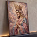 Quadro Decorativo Grande Nossa Senhora para Sala Rosa | quadros decorativos para sala | Nossa Senhora coroada em oração, véu rosa e manto azul sobre fundo pastel ondulado | Porao dos Quadros