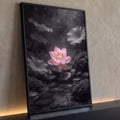 Flor de lótus rosa sobre pedras pretas molhadas e água, cenário zen em tons de cinza, quadro decorativo