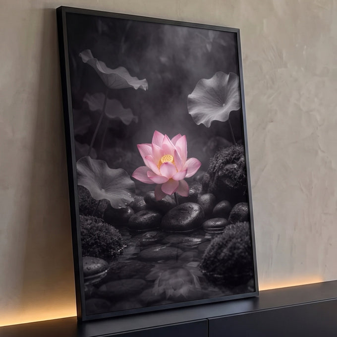 Flor de lótus rosa sobre pedras pretas molhadas e água, cenário zen em tons de cinza, quadro decorativo