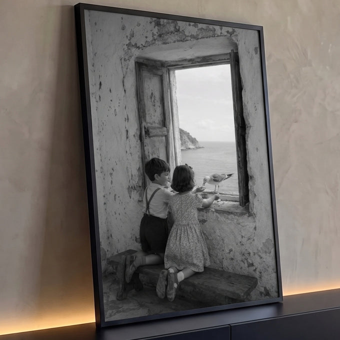Menino e menina na janela antiga alimentando gaivota diante do mar em preto e branco, quadro decorativo
