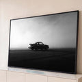 Porsche 911 clássico em silhueta numa pista com neblina, fotografia preto e branco, quadro decorativo
