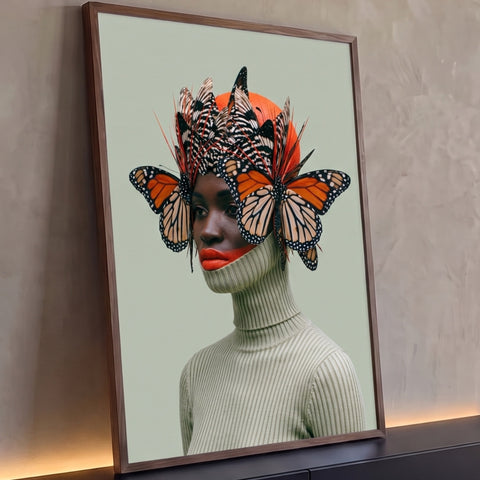 Mulher negra com coroa de borboletas monarca e gola alta verde em fundo sálvia, quadro decorativo