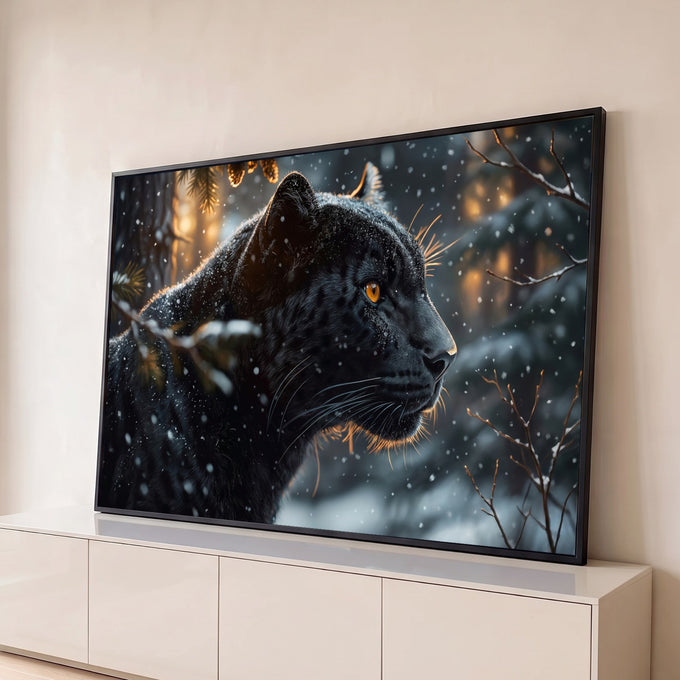 Pantera negra de perfil com olhos âmbar sob a neve na floresta com luz dourada ao fundo, quadro decorativo