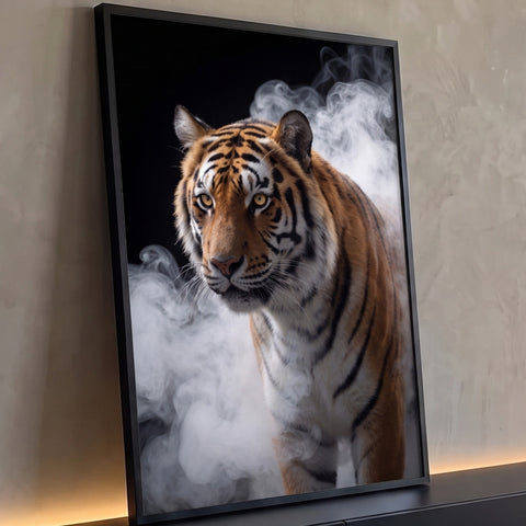Tigre siberiano de olhos âmbar caminhando entre fumaça branca sobre fundo preto, quadro decorativo