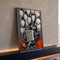 Figura arlequim com relógio, cabeças de manequim de lábios vermelhos e poltrona laranja, quadro decorativo