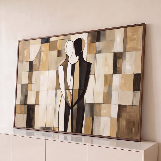 Quadro Decorativo Grande Casal Abstrato para Sala Bege | quadros decorativos para sala | duas figuras abraçadas em preto e branco sobre fundo geométrico bege e marrom | Porao dos Quadros