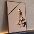 Quadro Decorativo Grande Mulher com Raquete para Sala Bege | quadros decorativos para sala | mulher de vestido branco caminha em quadra de tênis bege com raquete e bolsa | Porao dos Quadros