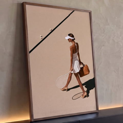 Mulher de vestido branco caminha com raquete e bolsa de couro em quadra de tênis bege, quadro decorativo