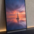 Quadro Decorativo Grande Veleiro ao Pôr do Sol para Sala | quadros decorativos para sala | veleiro branco solitário em água espelhada sob céu de pôr do sol laranja e azul | Porao dos Quadros