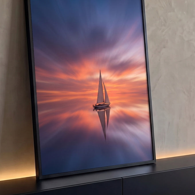 Quadro Decorativo Grande Veleiro ao Pôr do Sol para Sala | quadros decorativos para sala | veleiro branco solitário em água espelhada sob céu de pôr do sol laranja e azul | Porao dos Quadros
