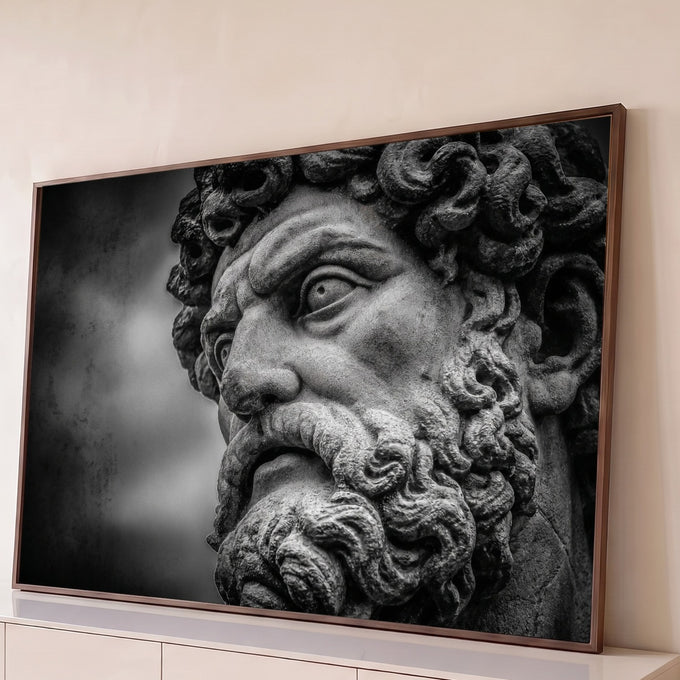 Close do rosto barbudo de estátua de Poseidon em pedra, fotografia preto e branco, quadro decorativo