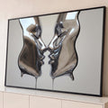 Quadro Decorativo Grande Figuras Cromadas para Sala Cinza | quadros decorativos para sala | duas figuras cromadas líquidas se beijando com corpos escorrendo em filetes prateados | Porao dos Quadros