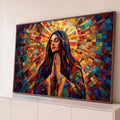 Nossa Senhora em oração com mãos unidas e auréola em mosaico colorido estilo vitral, quadro decorativo