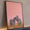 Duas zebras se acariciando na savana de grama dourada com fundo rosa, pintura a óleo, quadro decorativo