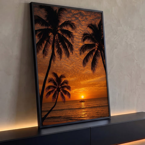 Pôr do sol laranja sobre o mar com silhuetas de palmeiras e pequeno barco no horizonte, quadro decorativo