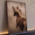 Cavalo castanho de crina loira galopando com a manada em meio à poeira, quadro decorativo