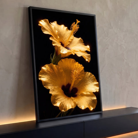 Duas flores de hibisco douradas iluminadas sobre fundo preto em tela vertical, quadro decorativo
