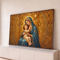 Nossa Senhora de manto azul abraçando o Menino Jesus sobre fundo de espirais douradas, quadro decorativo
