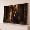 Jesus com coroa de espinhos carregando a cruz e Maria de manto azul orando em rua de pedra, quadro decorativo