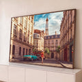 Rua de Paris com prédios clássicos, carro retrô turquesa, mulher de vermelho e Torre Eiffel, quadro decorativo