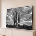 Quadro Decorativo Grande Elefante Africano Preto para Sala | quadros decorativos para sala | elefante africano de frente com presas longas em preto e branco sob céu nublado | Porao dos Quadros