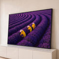 Quadro Decorativo Grande Colheita de Lavanda para Sala Roxo | quadros decorativos para sala | campo de lavanda roxa com colhedores de capa amarela e chapéu cônico | Porao dos Quadros