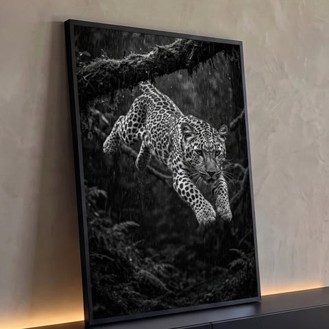 Quadro Decorativo Grande Leopardo Saltando Preto para Sala | quadros decorativos para sala | leopardo em pleno salto na chuva, foto em preto e branco com alta definição | Porao dos Quadros