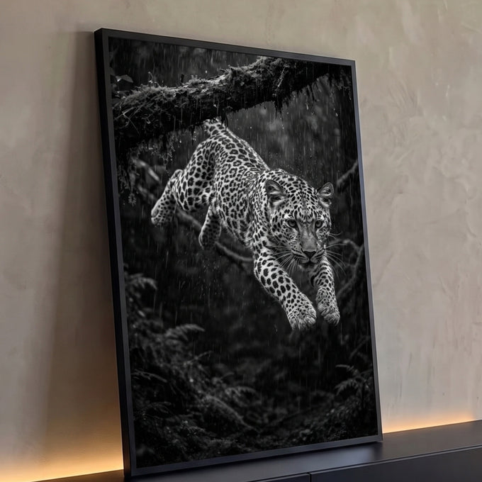 Quadro Decorativo Grande Leopardo Saltando Preto para Sala | quadros decorativos para sala | leopardo em pleno salto na chuva, foto em preto e branco com alta definição | Porao dos Quadros