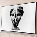 Busto grego de mármore rachado em duas metades, em preto e branco sobre fundo cinza, quadro decorativo