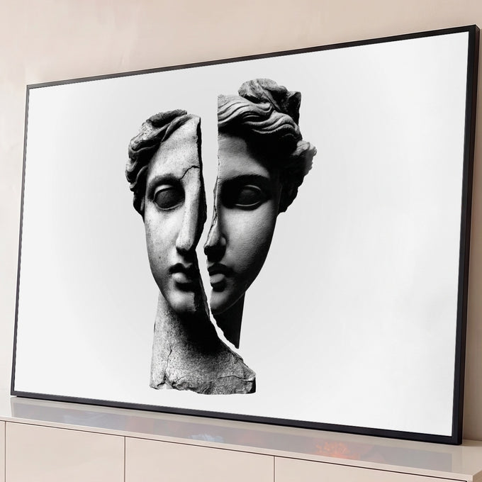 Busto grego de mármore rachado em duas metades, em preto e branco sobre fundo cinza, quadro decorativo