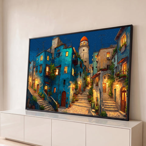 Ruela de vila mediterrânea com casas azuis, escadas de pedra e torre sob céu estrelado, quadro decorativo