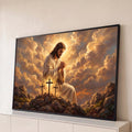 Jesus orando entre nuvens douradas e três cruzes iluminadas no monte, quadro decorativo