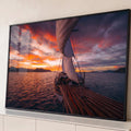 Quadro Decorativo Grande Veleiro Barco para Sala Laranja | quadros decorativos para sala | veleiro de madeira navegando ao pôr do sol com céu em tons de laranja e roxo | Porao dos Quadros